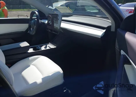 2021 Tesla Model Y Long Range Dual Motor All-Wheel Drive z USA, uszkodzony, nr VIN 5YJYGDEEXMF243607